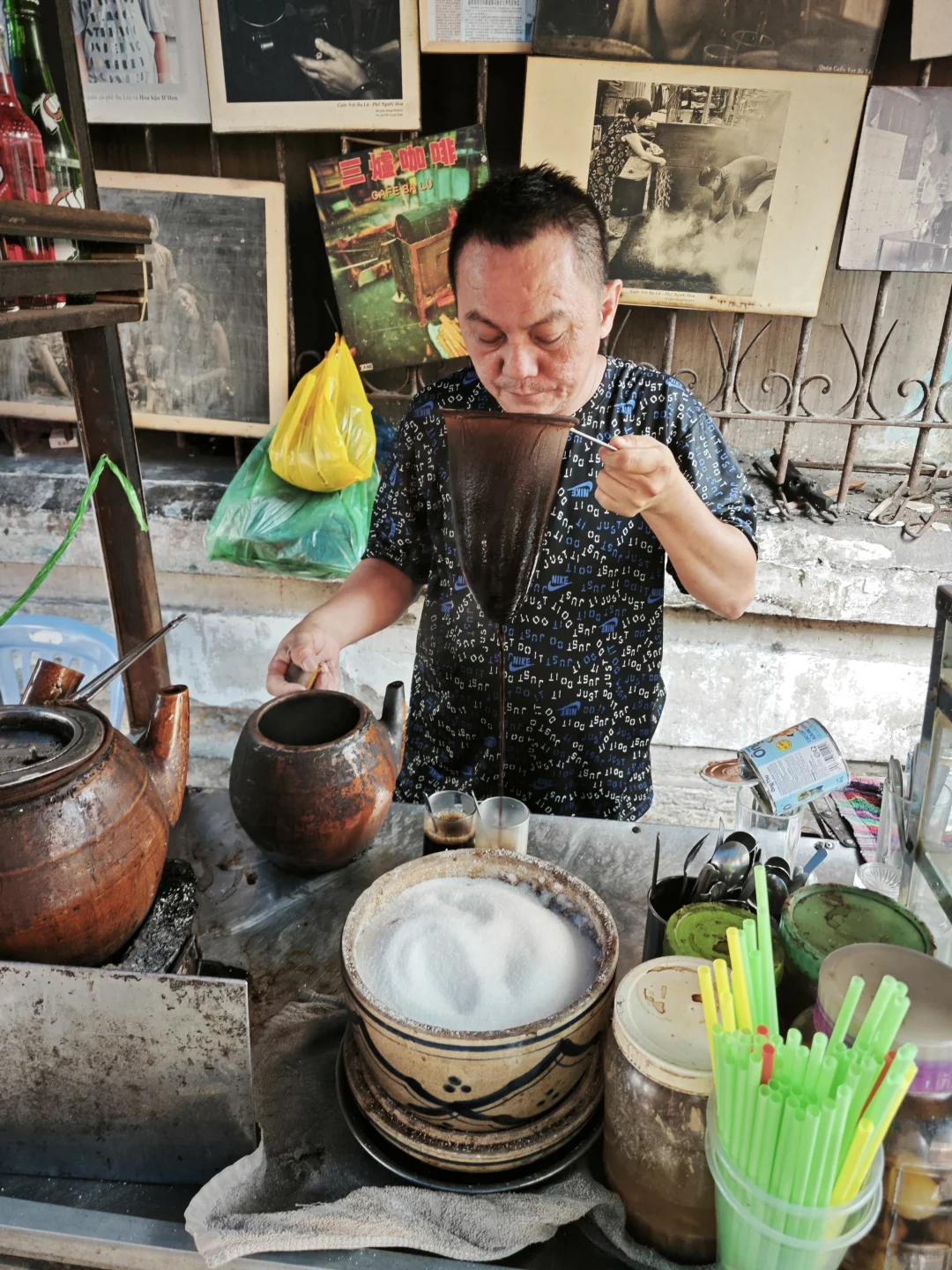 在五郡吃早茶喝咖啡看大爷炒豆子