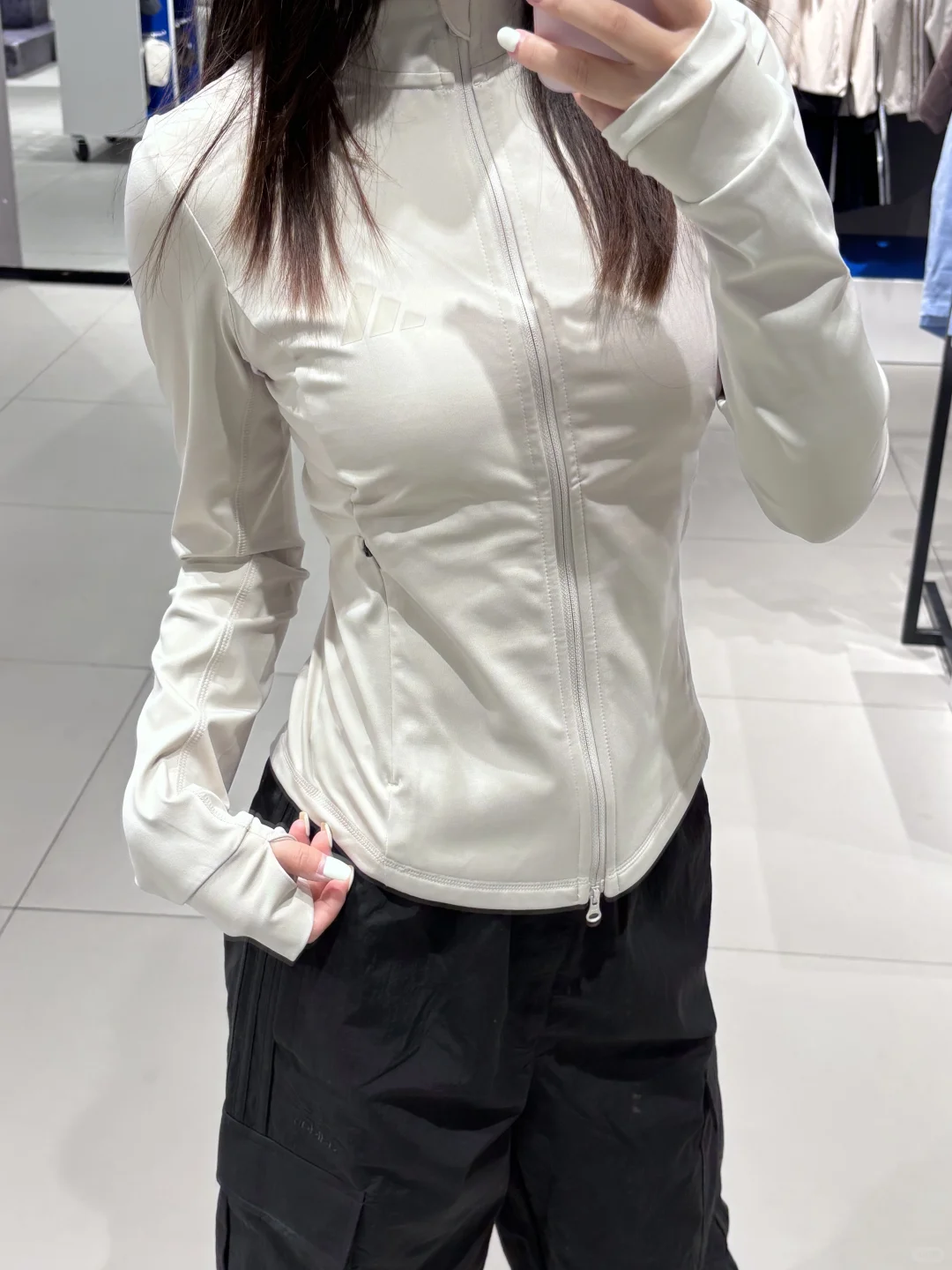 阿迪达斯辣妹风穿搭｜修身外套+工装裤，美到