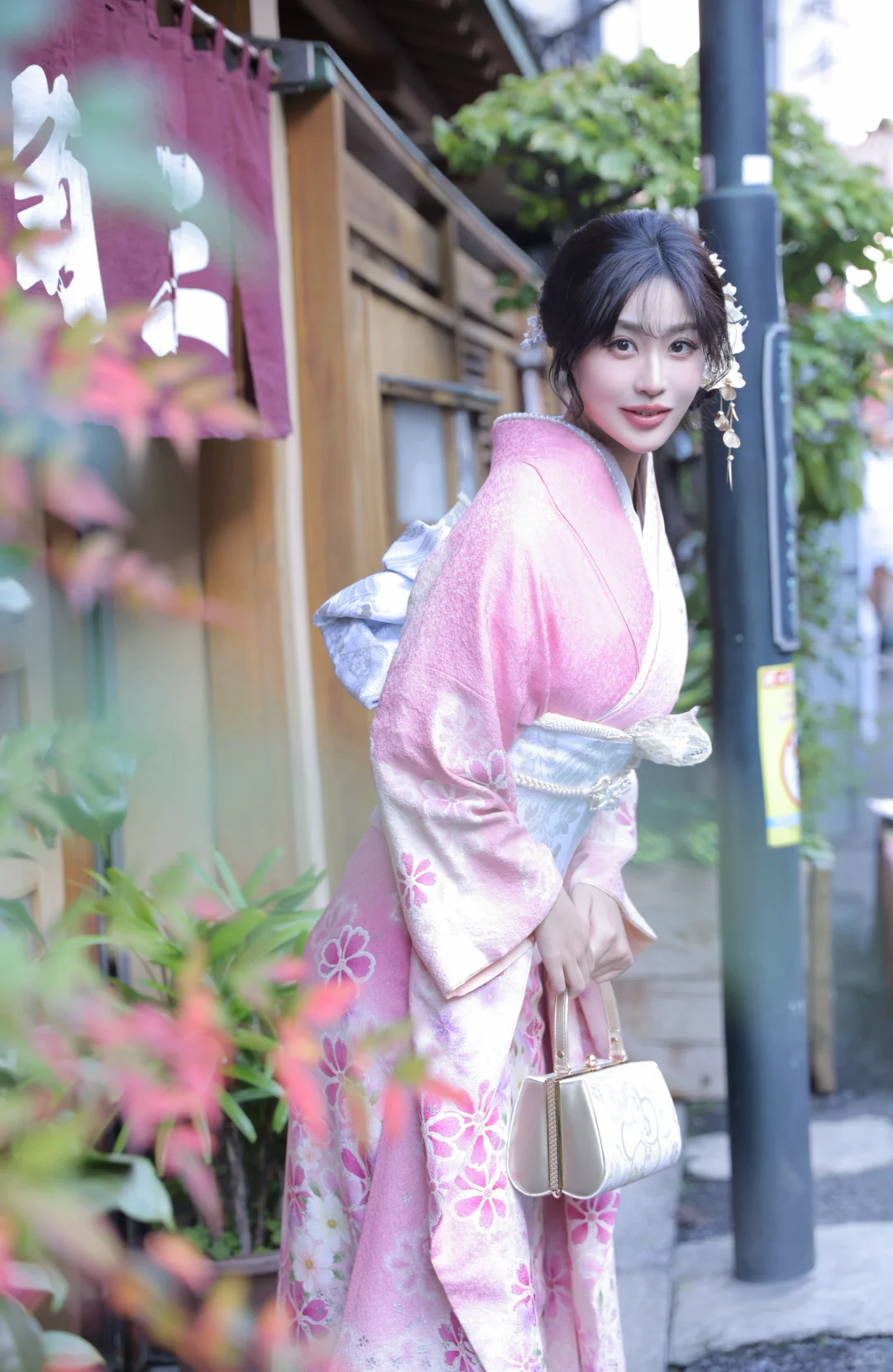 孙子的衣服全靠爷爷的美貌撑着