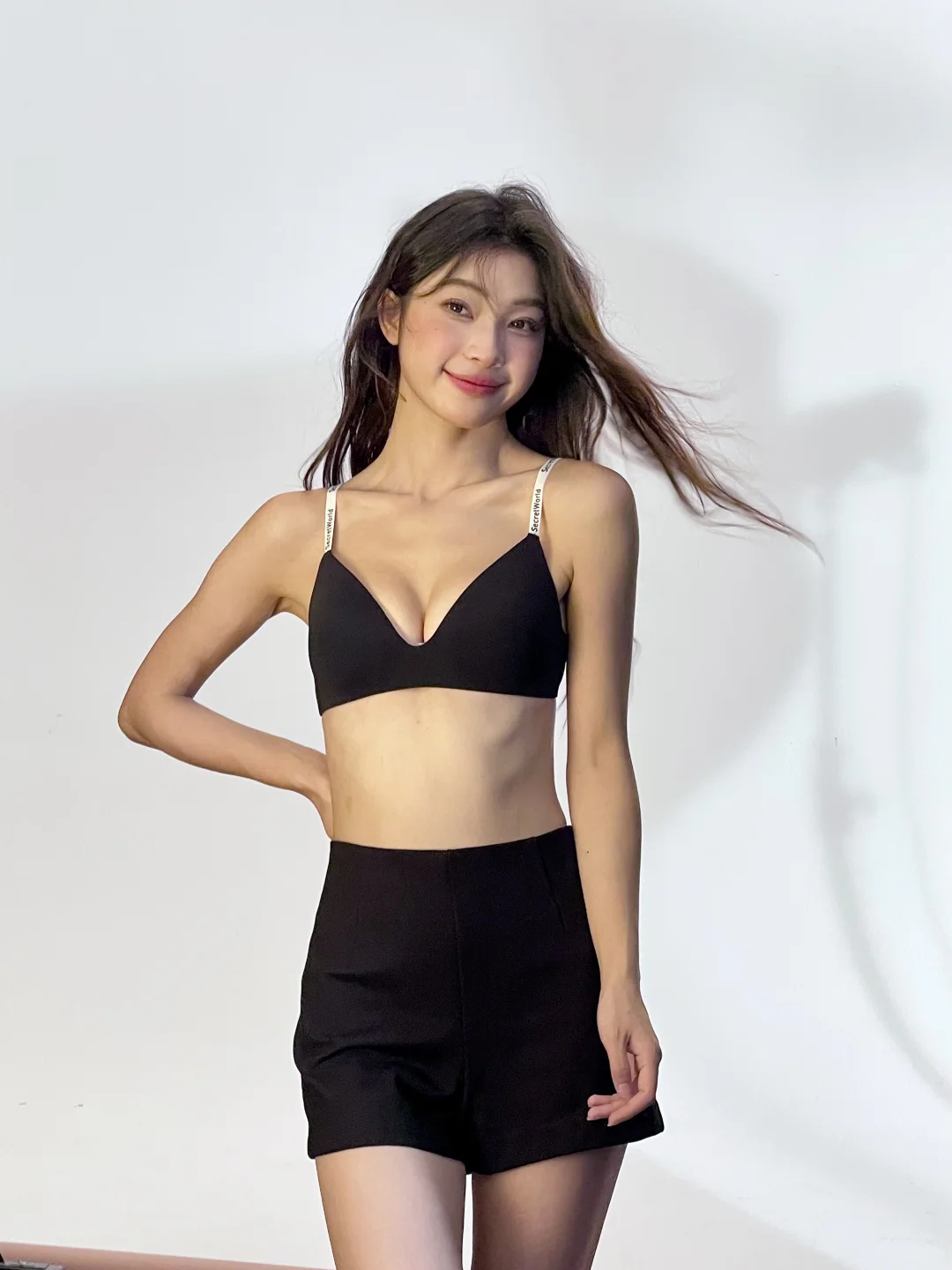 live图｜拍摄花絮🎬字母肩带 时尚蔓延