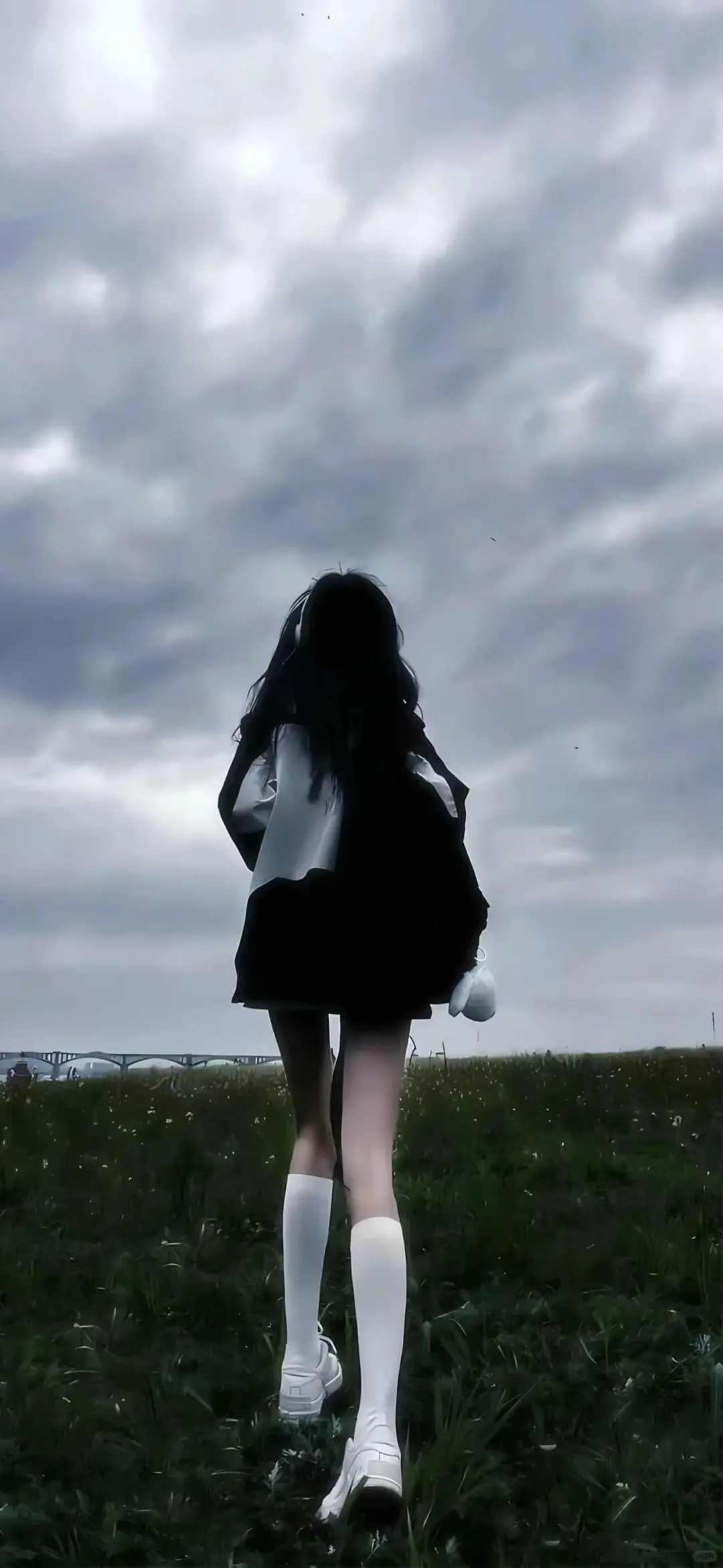 暗调光影里的绝色暴击✨4K美女壁纸直接封神