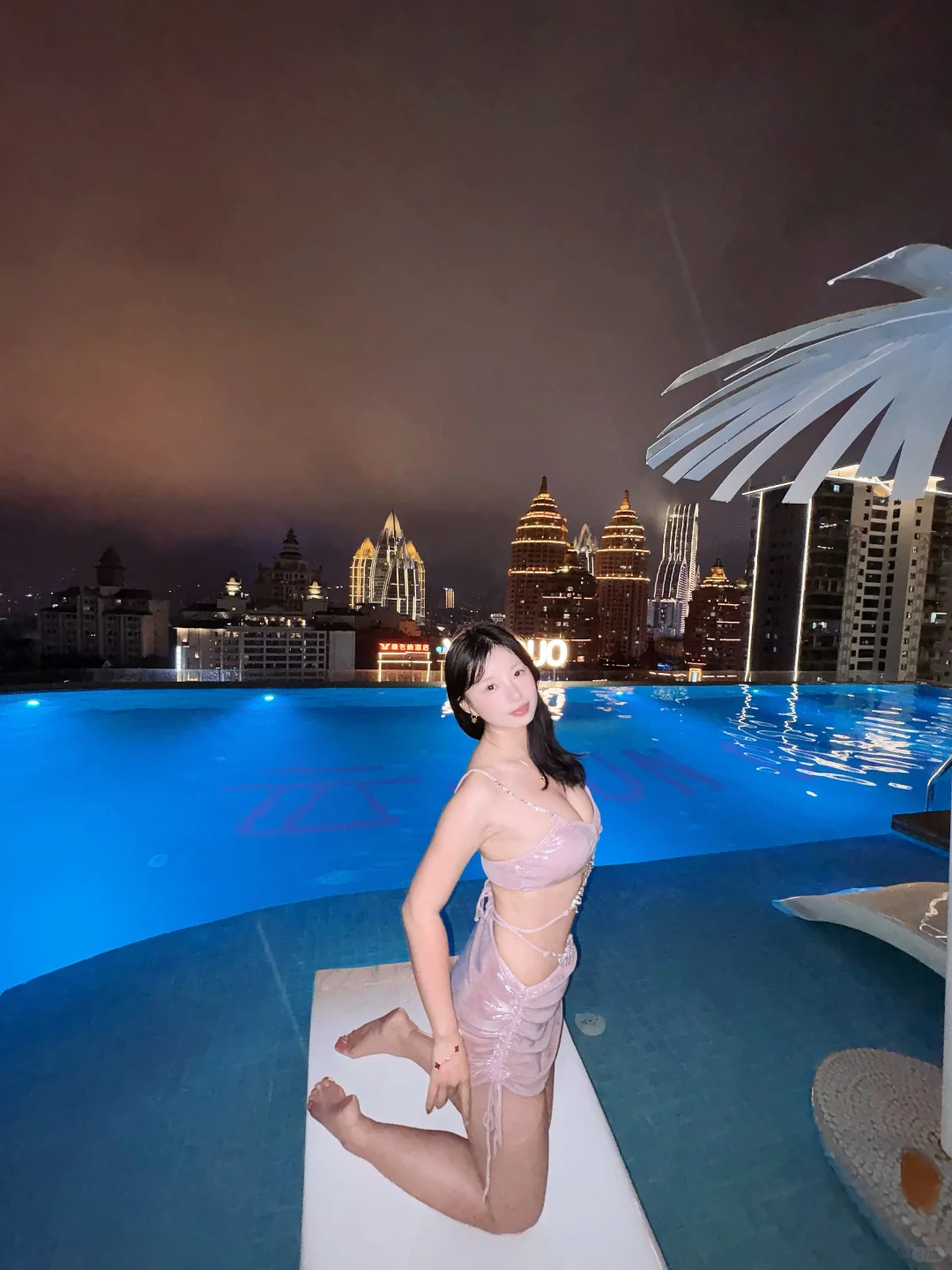 跳进泳池，梦游人间灯火～