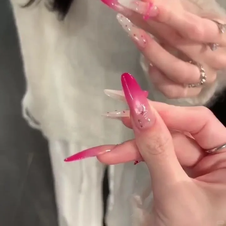 存一些娇艳大美女风格的美甲