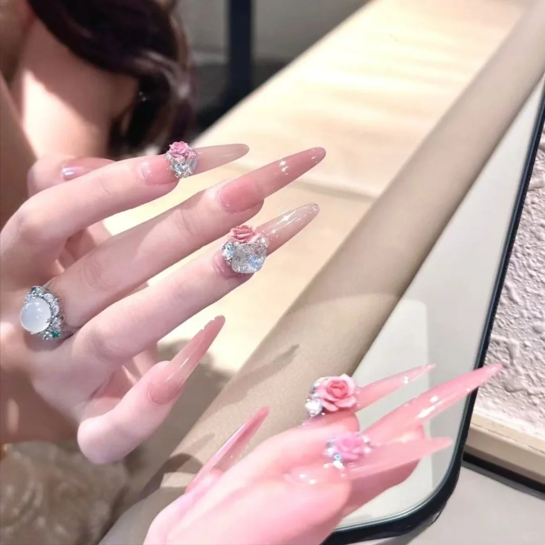 存一些娇艳大美女风格的美甲