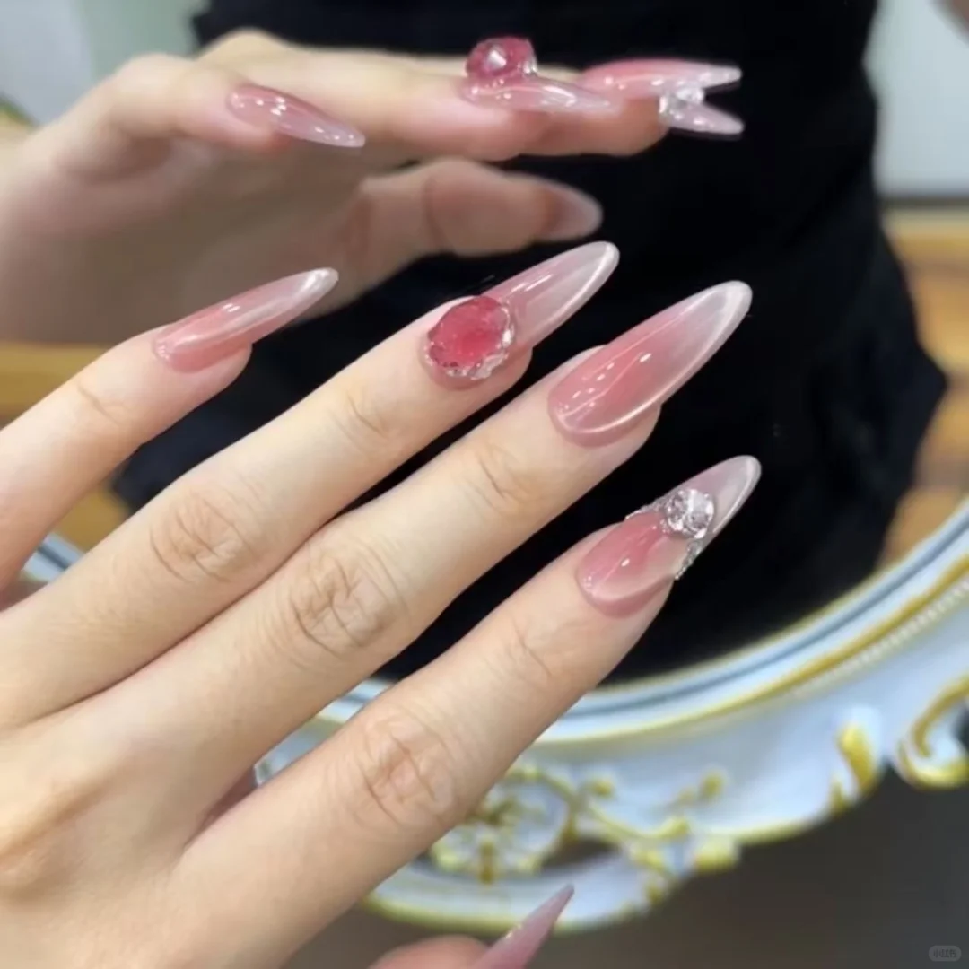 存一些娇艳大美女风格的美甲