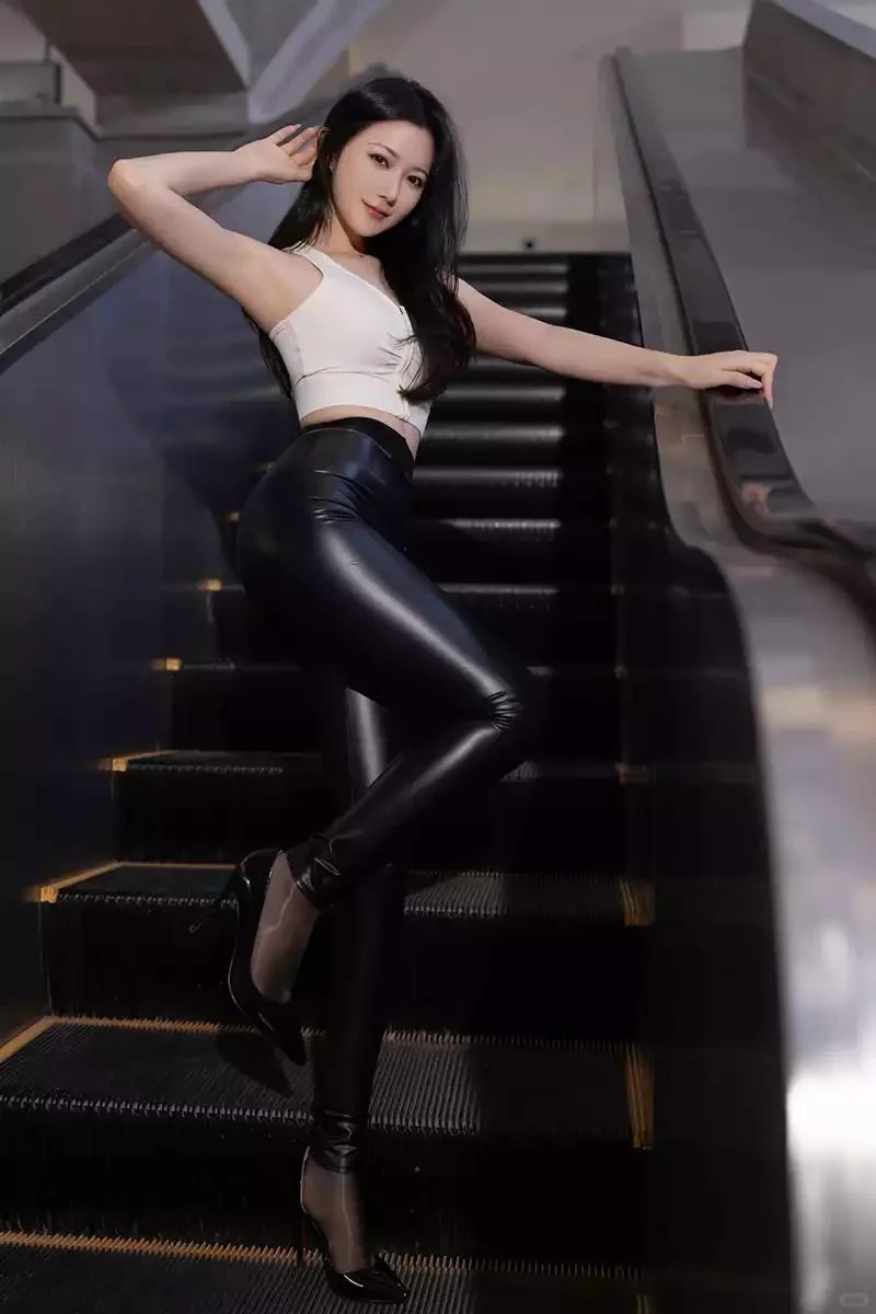 模特鱼子酱黑色皮裤凸显婀娜动人身段