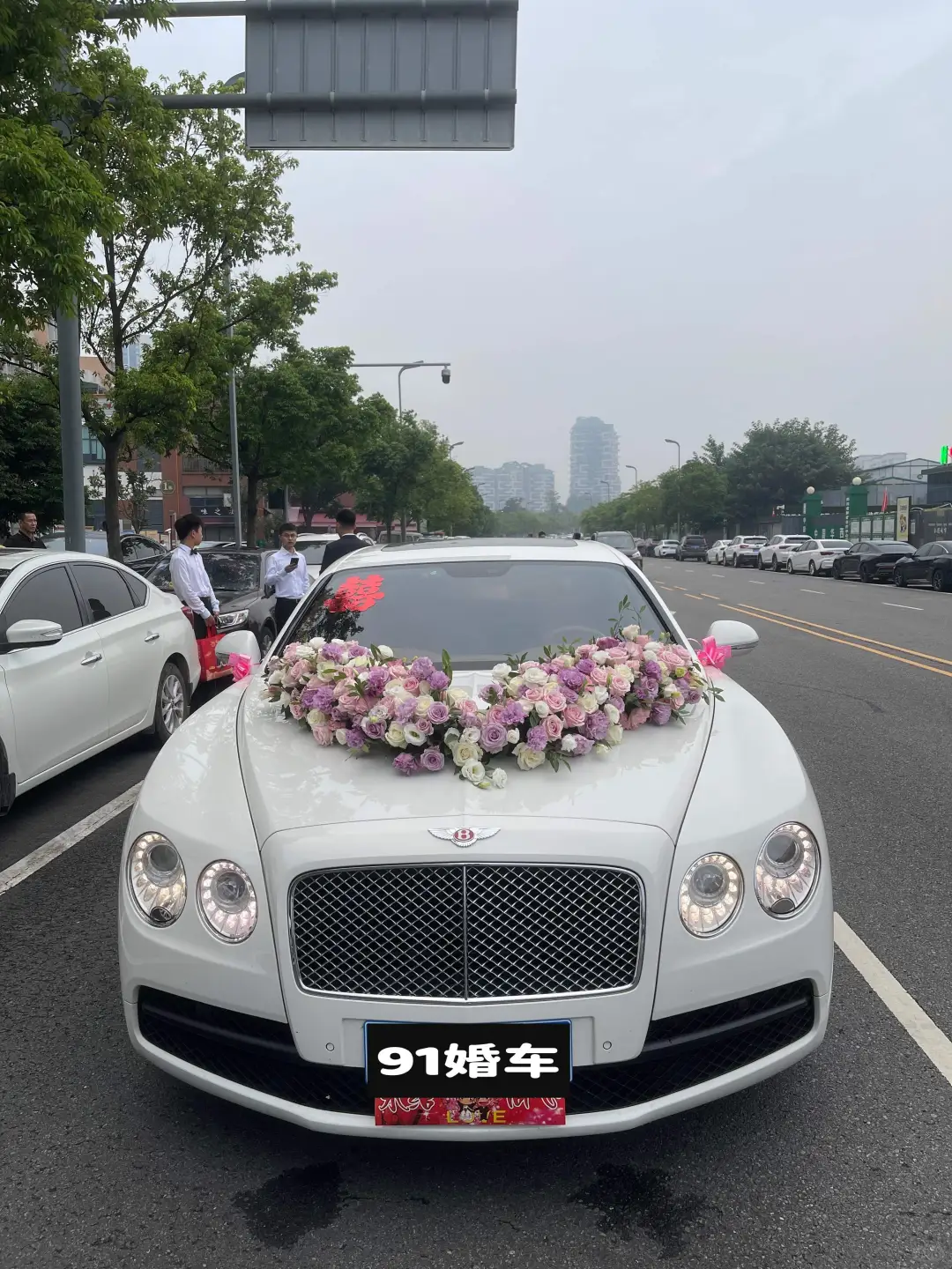 江门结婚车队缓缓前行，满是甜蜜与温情