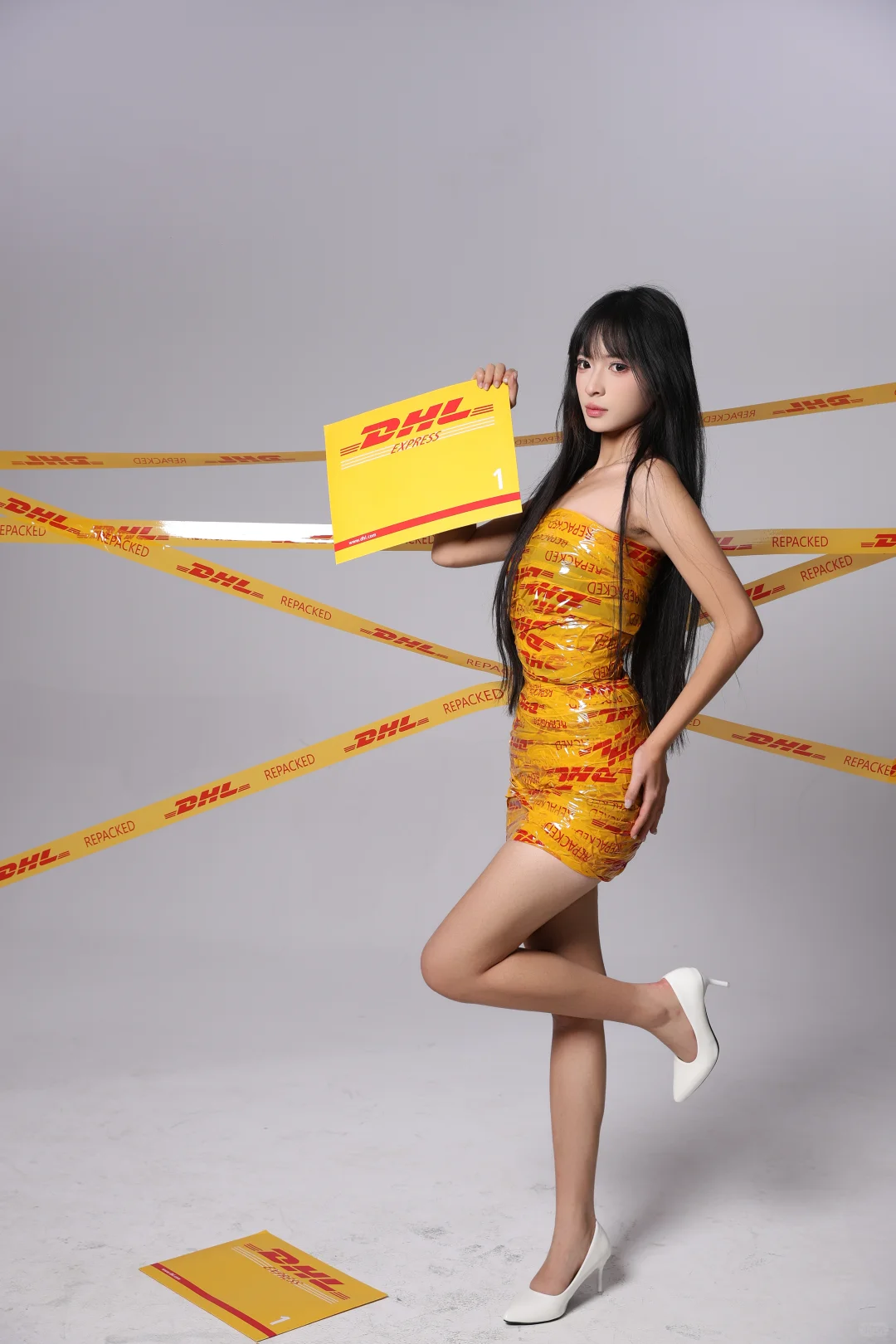 DHL的漂亮女孩就是辣妹！｜胶带裙