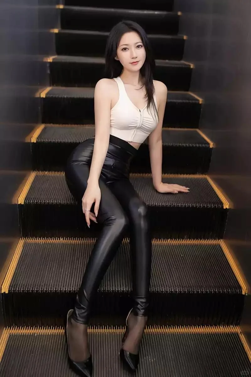 模特鱼子酱黑色皮裤凸显婀娜动人身段