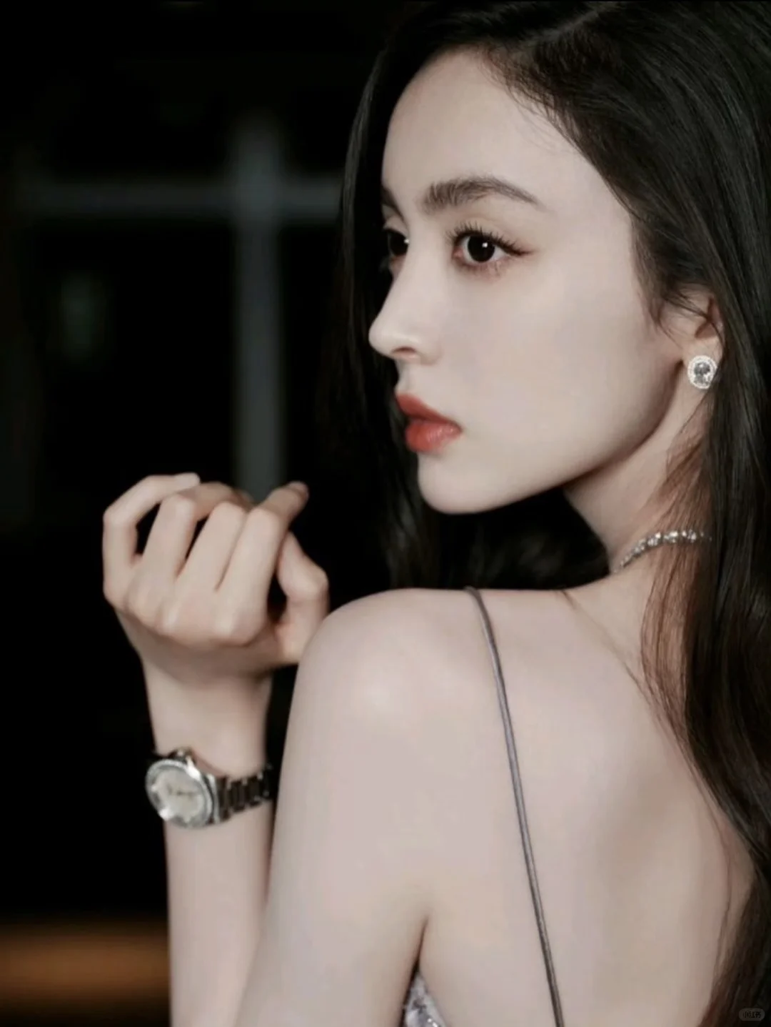 娜扎： 不一样的性感优雅风～