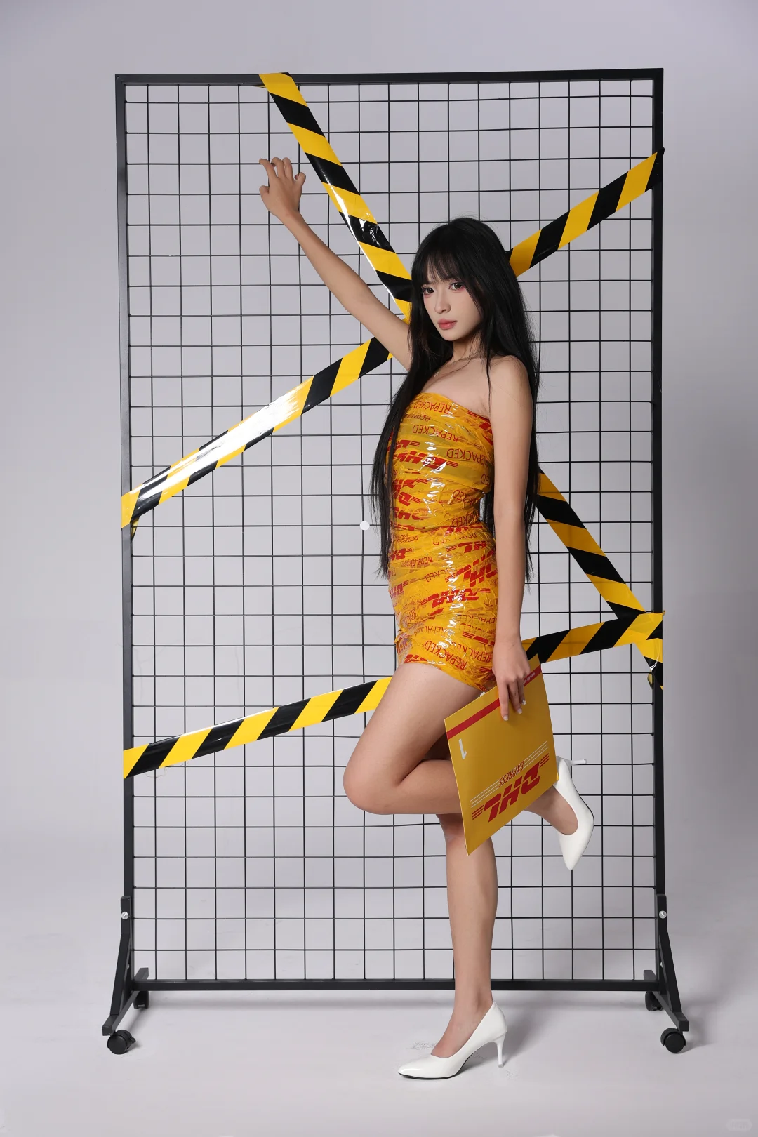 DHL的漂亮女孩就是辣妹！｜胶带裙
