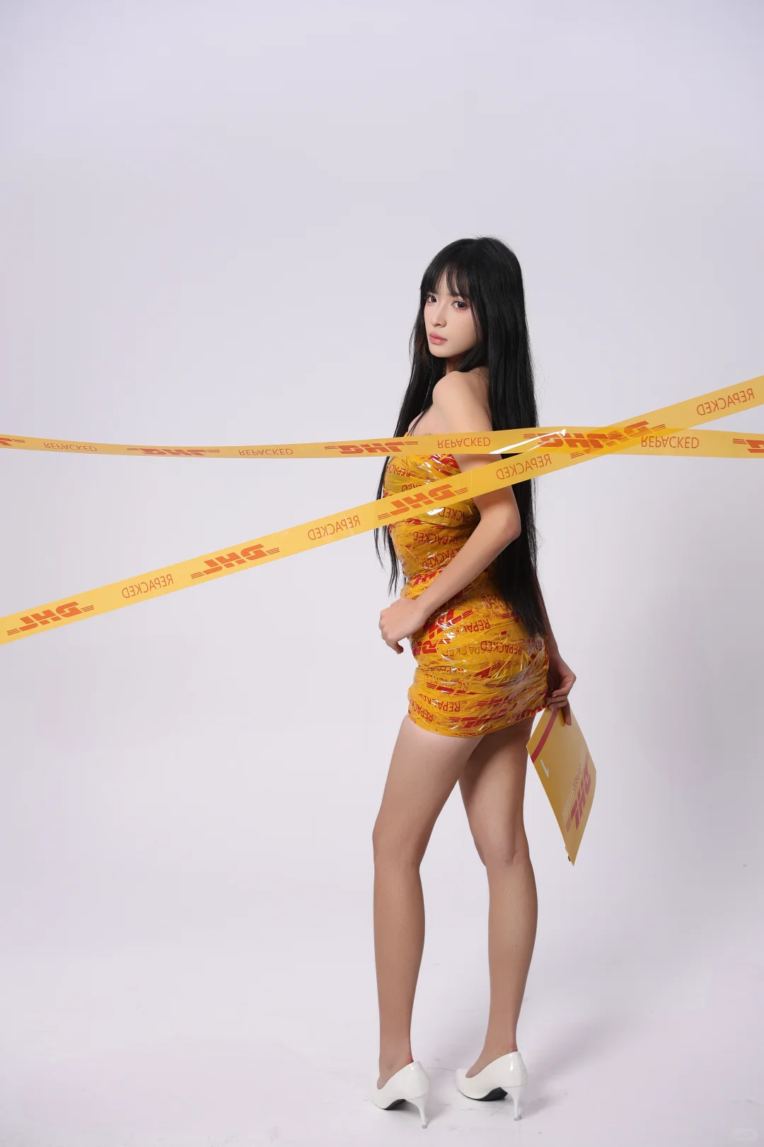 DHL的漂亮女孩就是辣妹！｜胶带裙