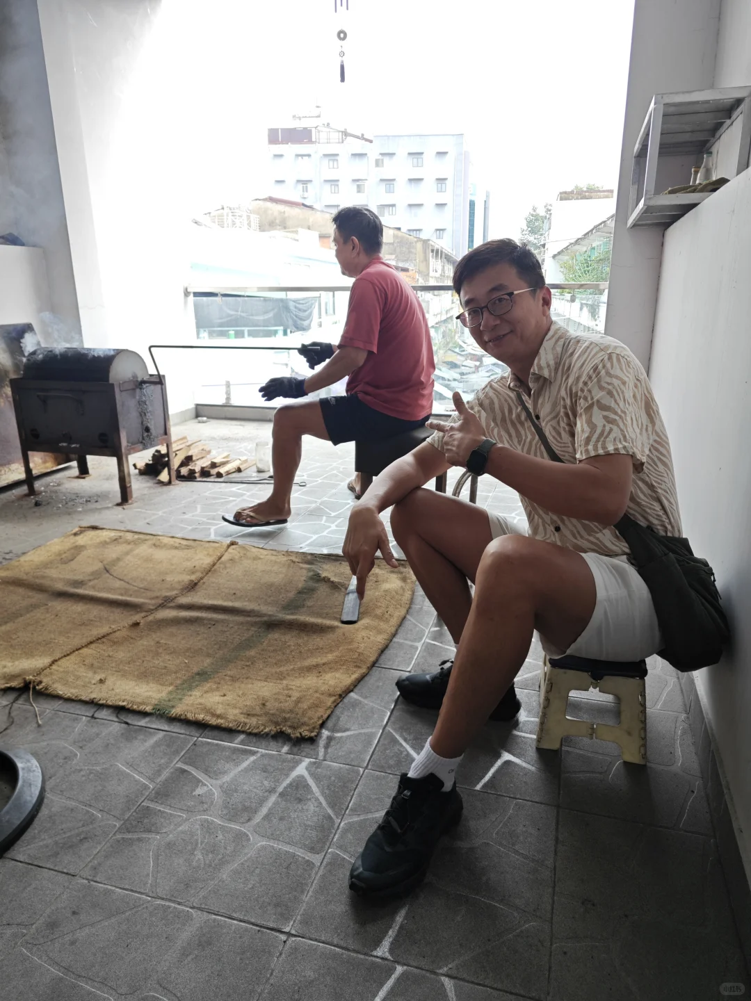 在五郡吃早茶喝咖啡看大爷炒豆子