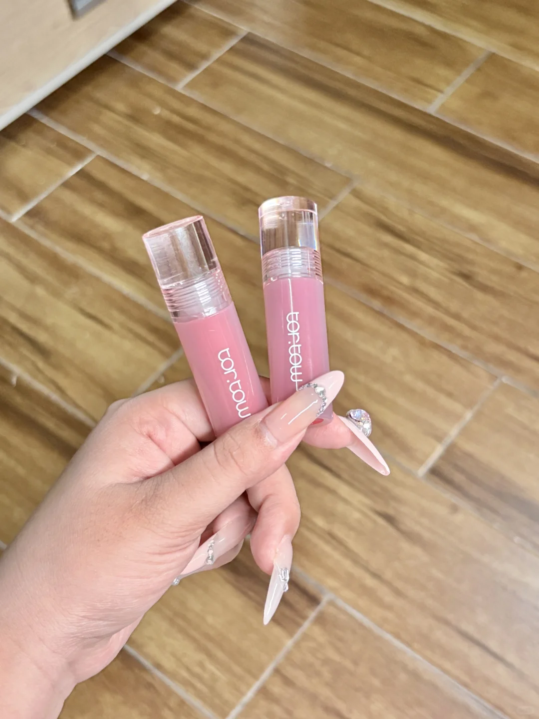 素颜党狂喜！这支奶霜唇釉焊在嘴上了！