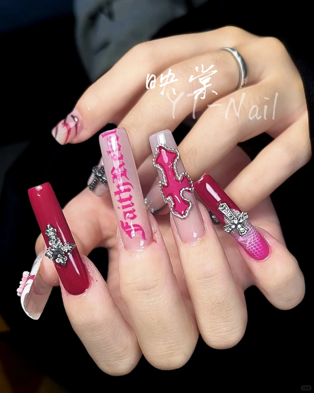 真的没人喜欢这种辣妹款的美甲吗？！