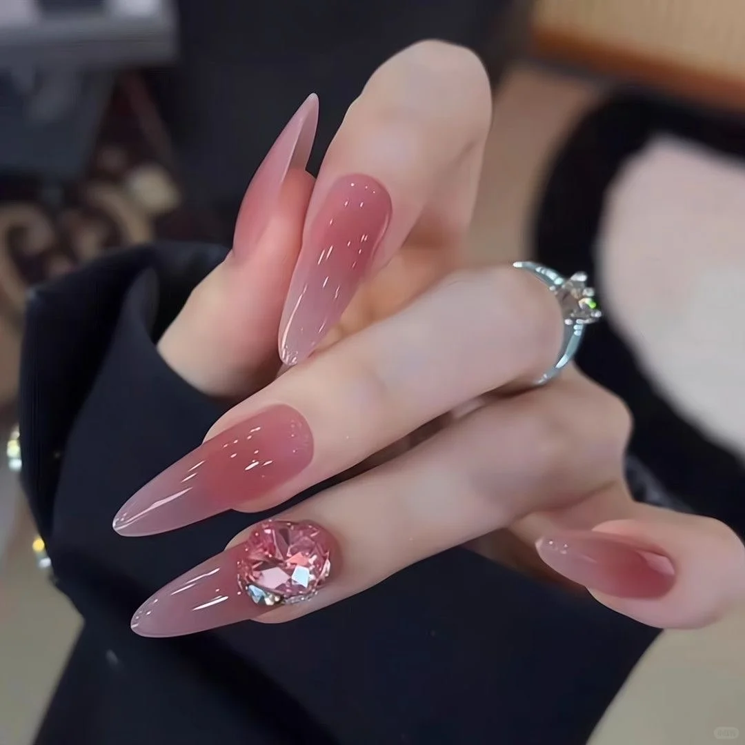 存一些娇艳大美女风格的美甲