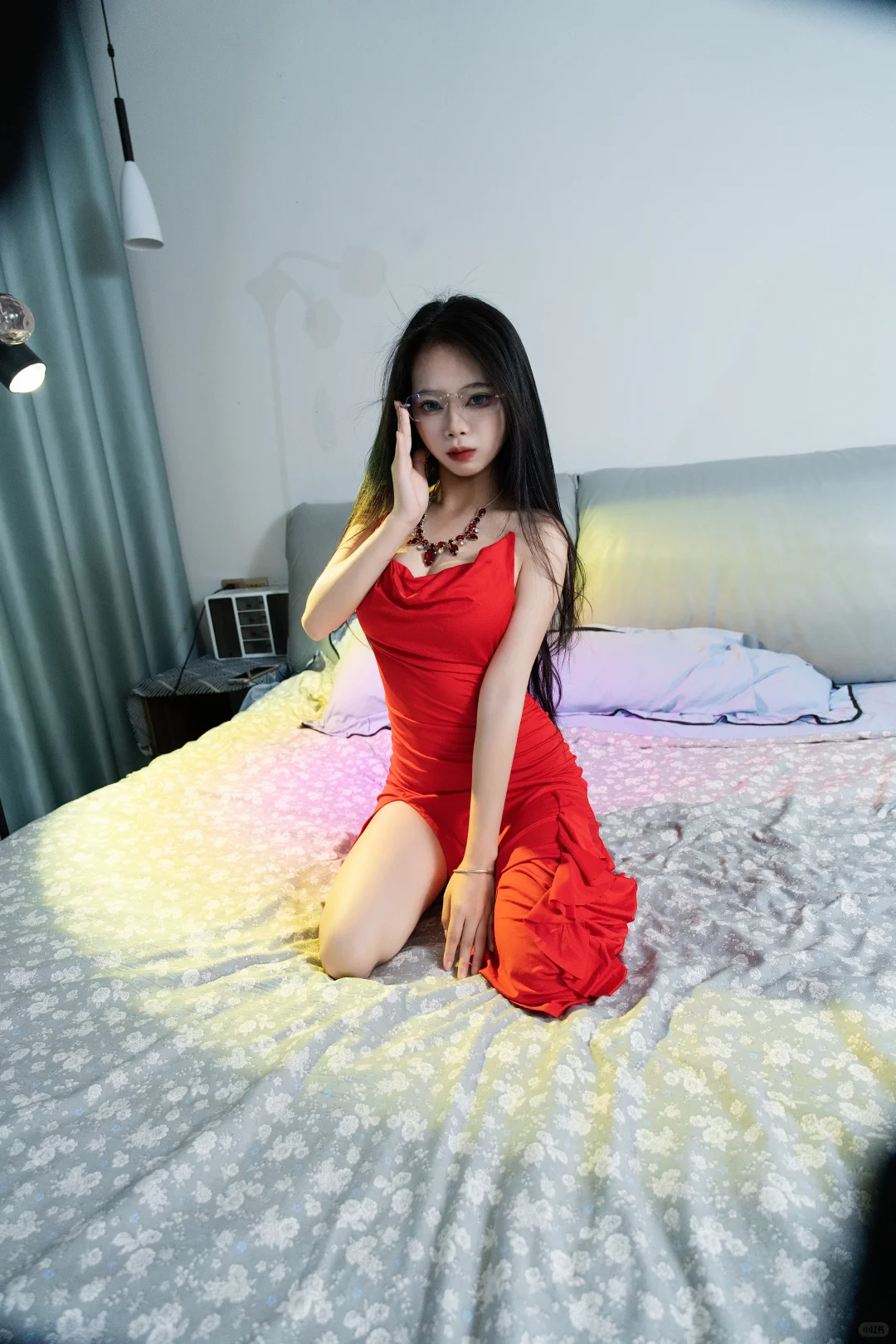 被灯光温柔包围的红裙小猫～