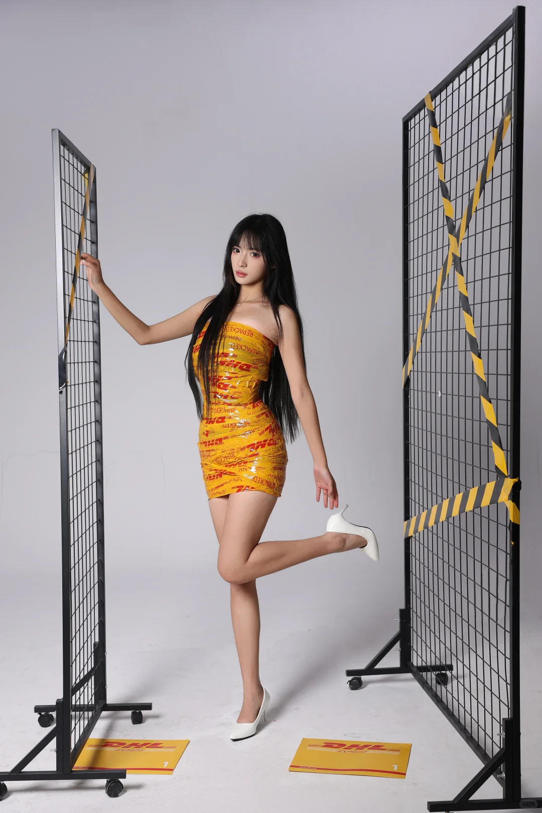 DHL的漂亮女孩就是辣妹！｜胶带裙