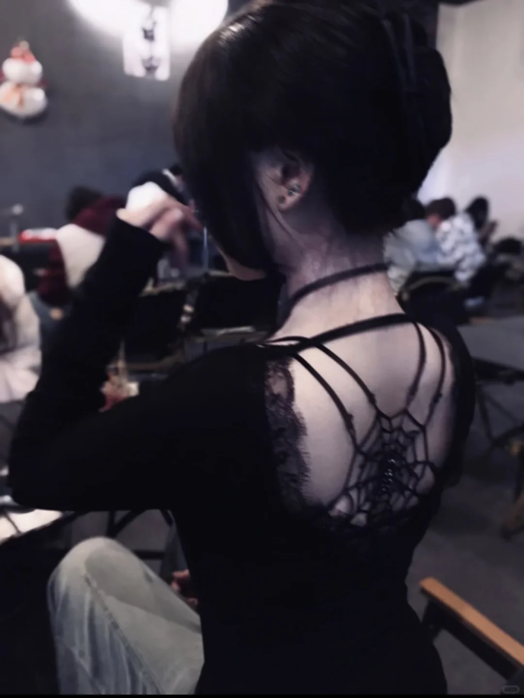 是谁说冬天不能露背的～辣妹搭配出花来啦