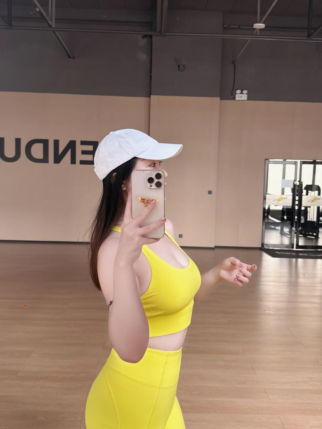 最近好喜欢穿亮色的瑜伽服🍋