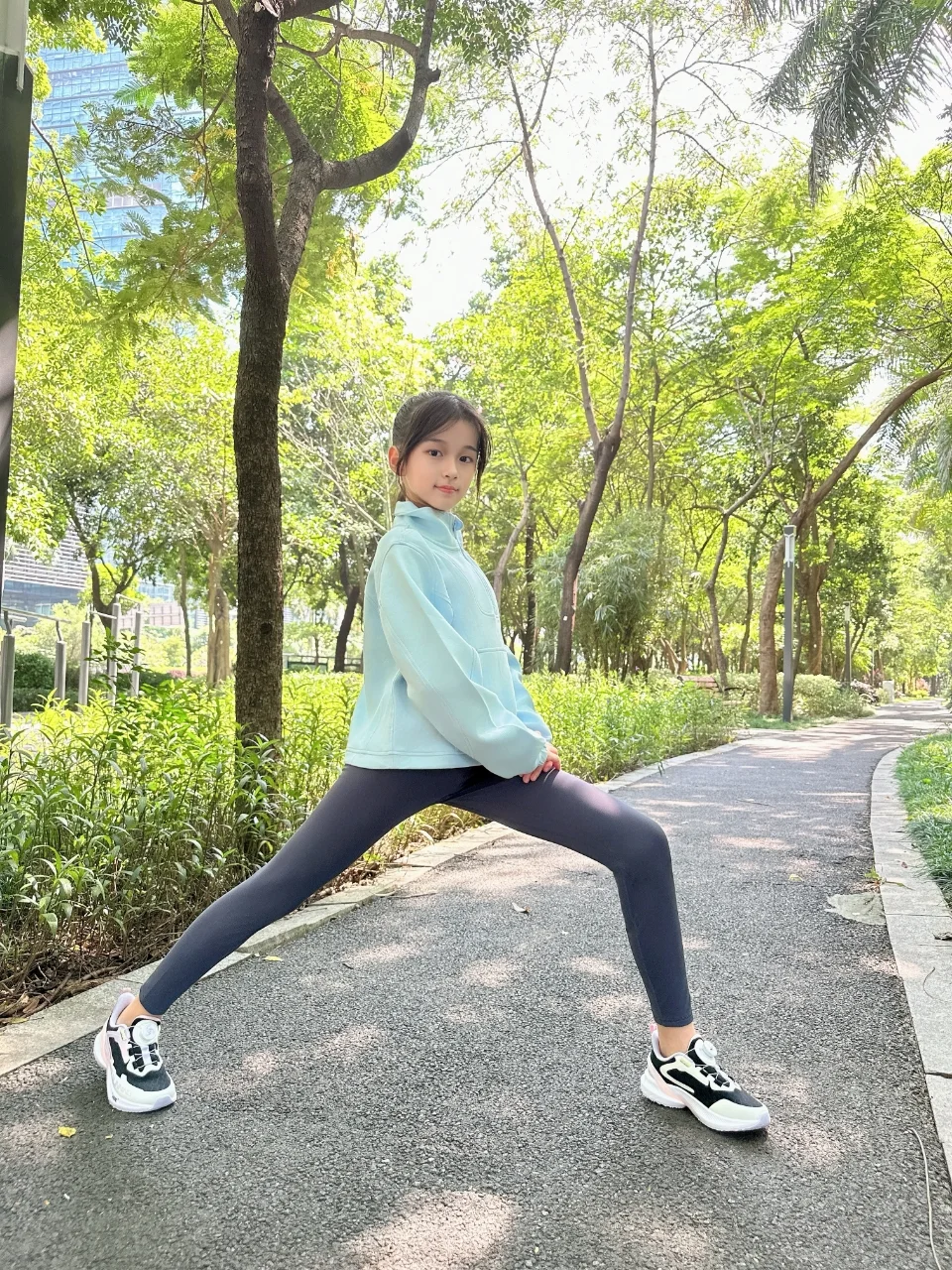 秋日踏青 是蓝色系的大长腿芊芊