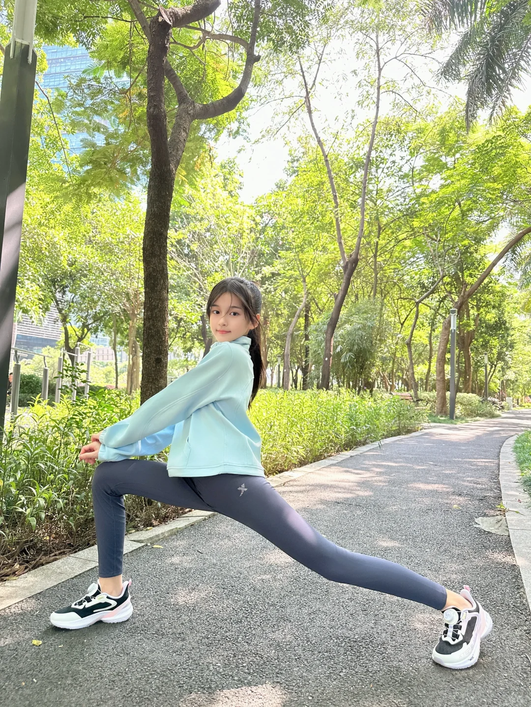 秋日踏青 是蓝色系的大长腿芊芊