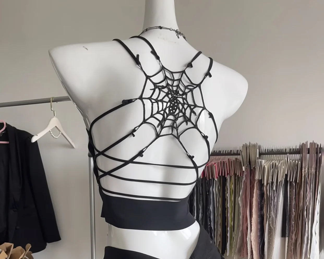 是谁说冬天不能露背的～辣妹搭配出花来啦