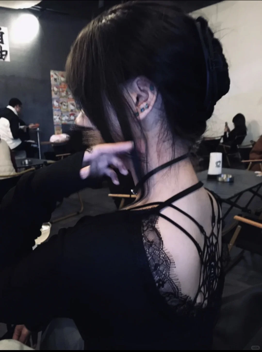 是谁说冬天不能露背的～辣妹搭配出花来啦