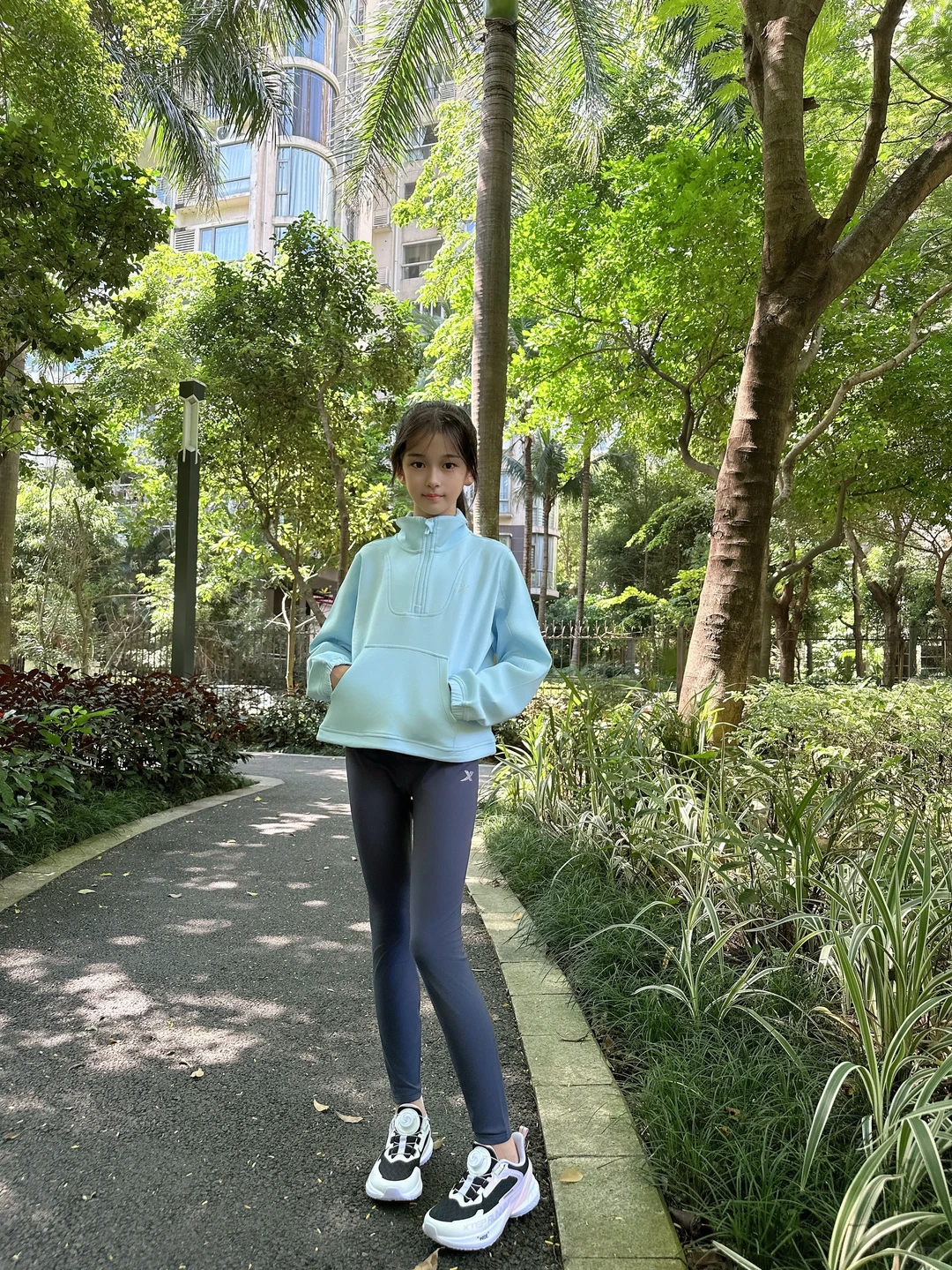 秋日踏青 是蓝色系的大长腿芊芊