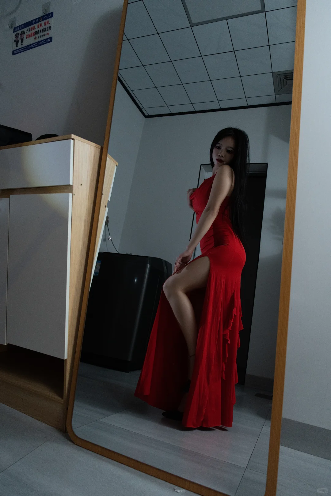 被灯光温柔包围的红裙小猫～