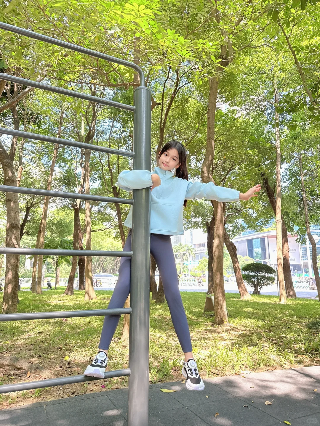 秋日踏青 是蓝色系的大长腿芊芊