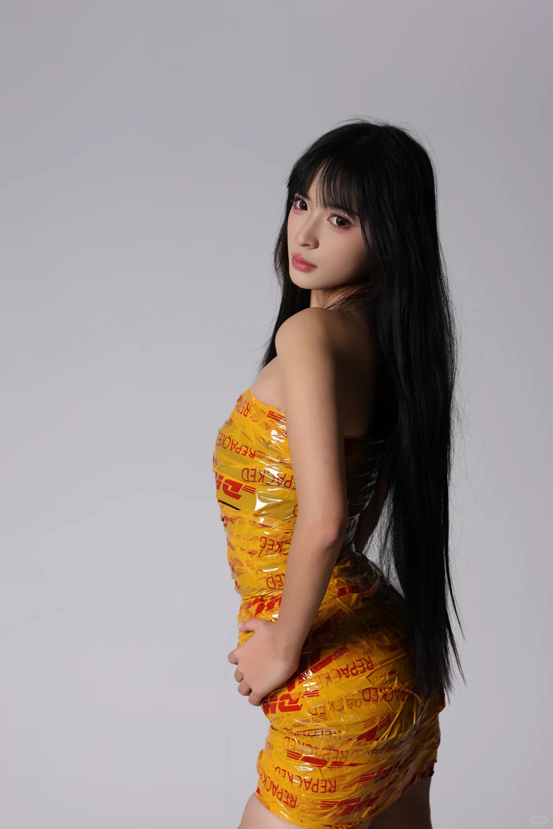 DHL的漂亮女孩就是辣妹！｜胶带裙