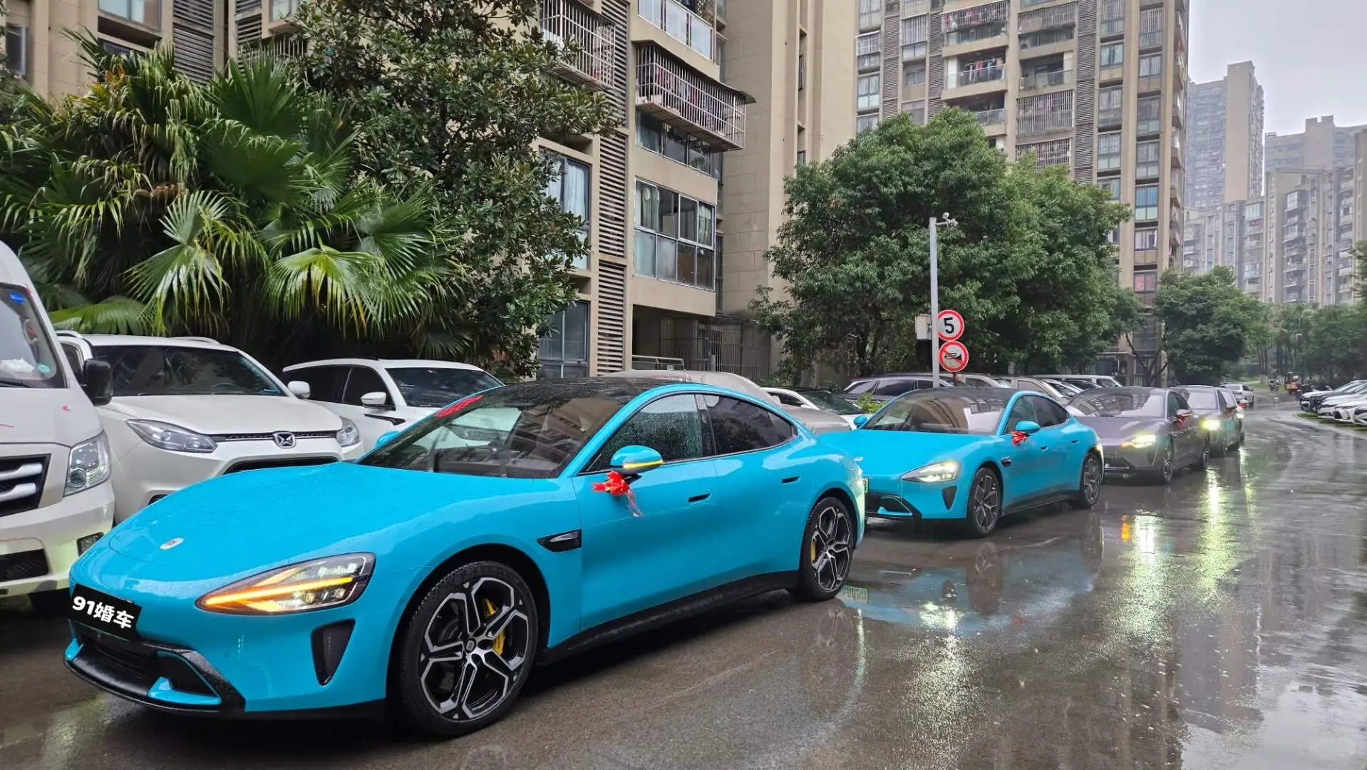 江门结婚车队缓缓前行，满是甜蜜与温情