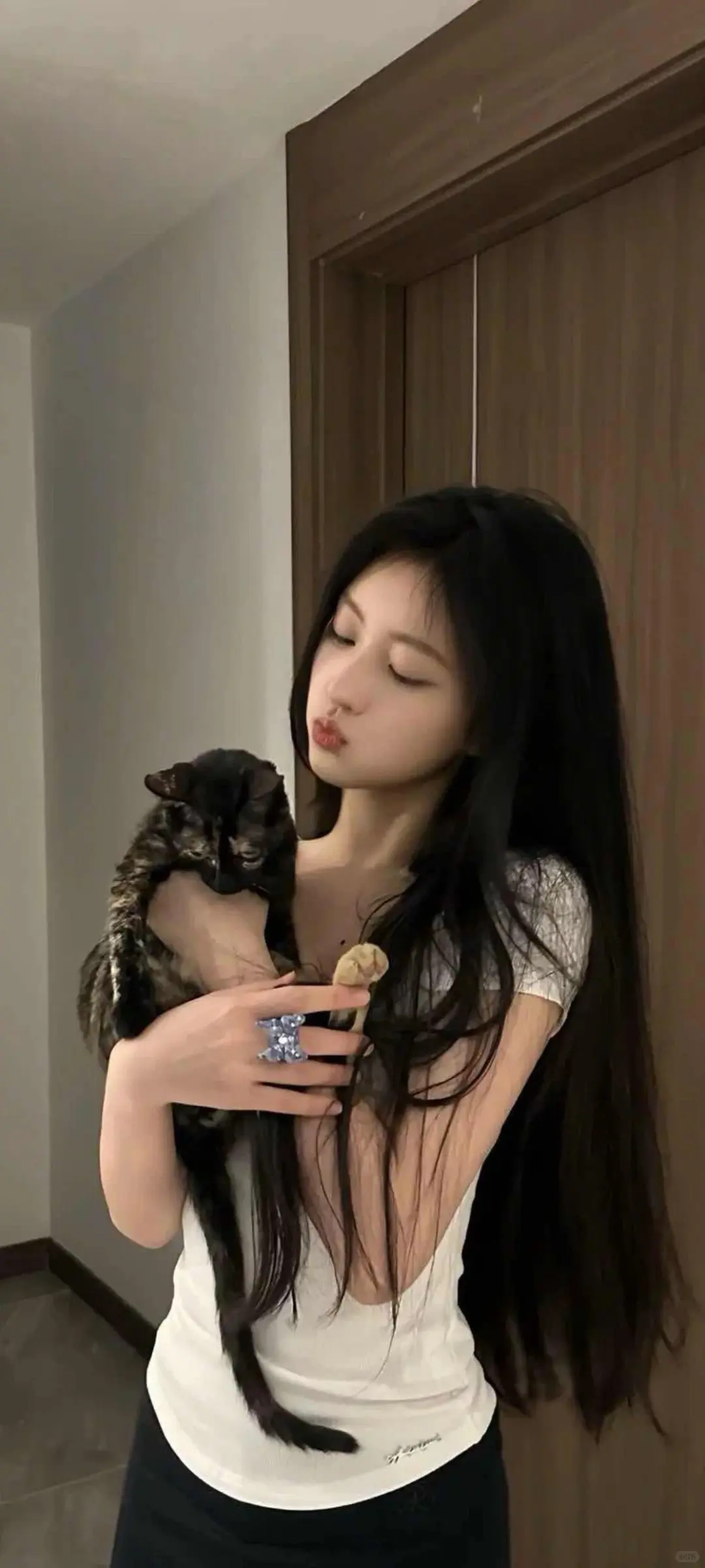 暗调光影里的绝色暴击✨4K美女壁纸直接封神