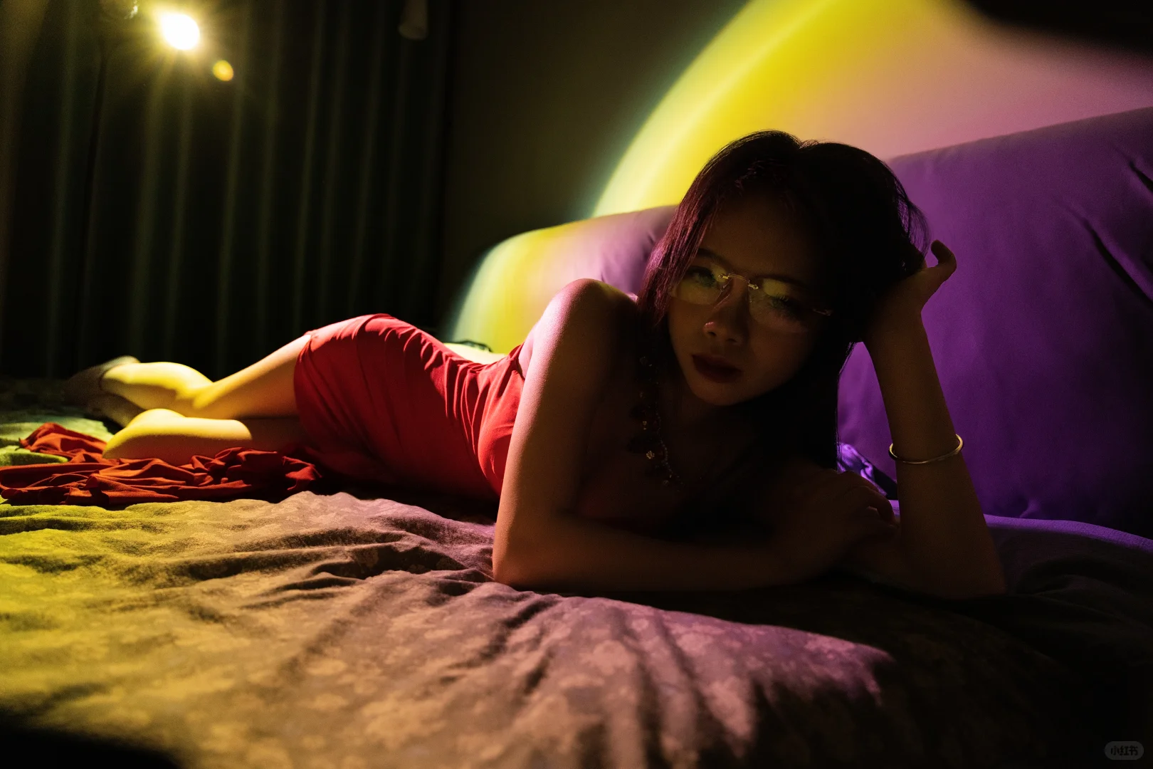 被灯光温柔包围的红裙小猫～