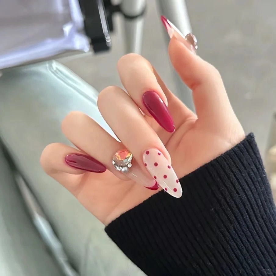 存一些娇艳大美女风格的美甲