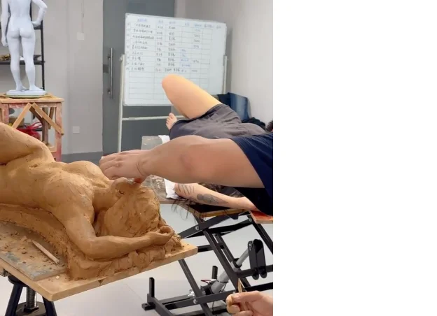 人体画室里女人体模特休息时和工作时的情景