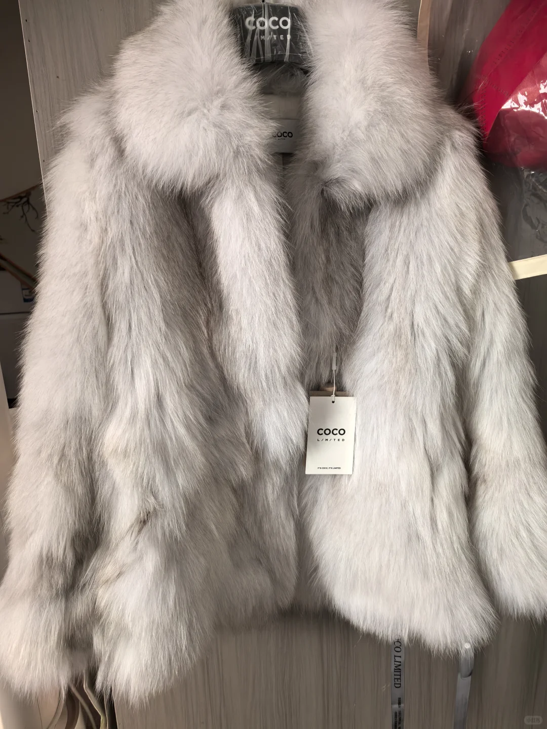 各位美少女们，请问这件蓝狐本白可以留么？