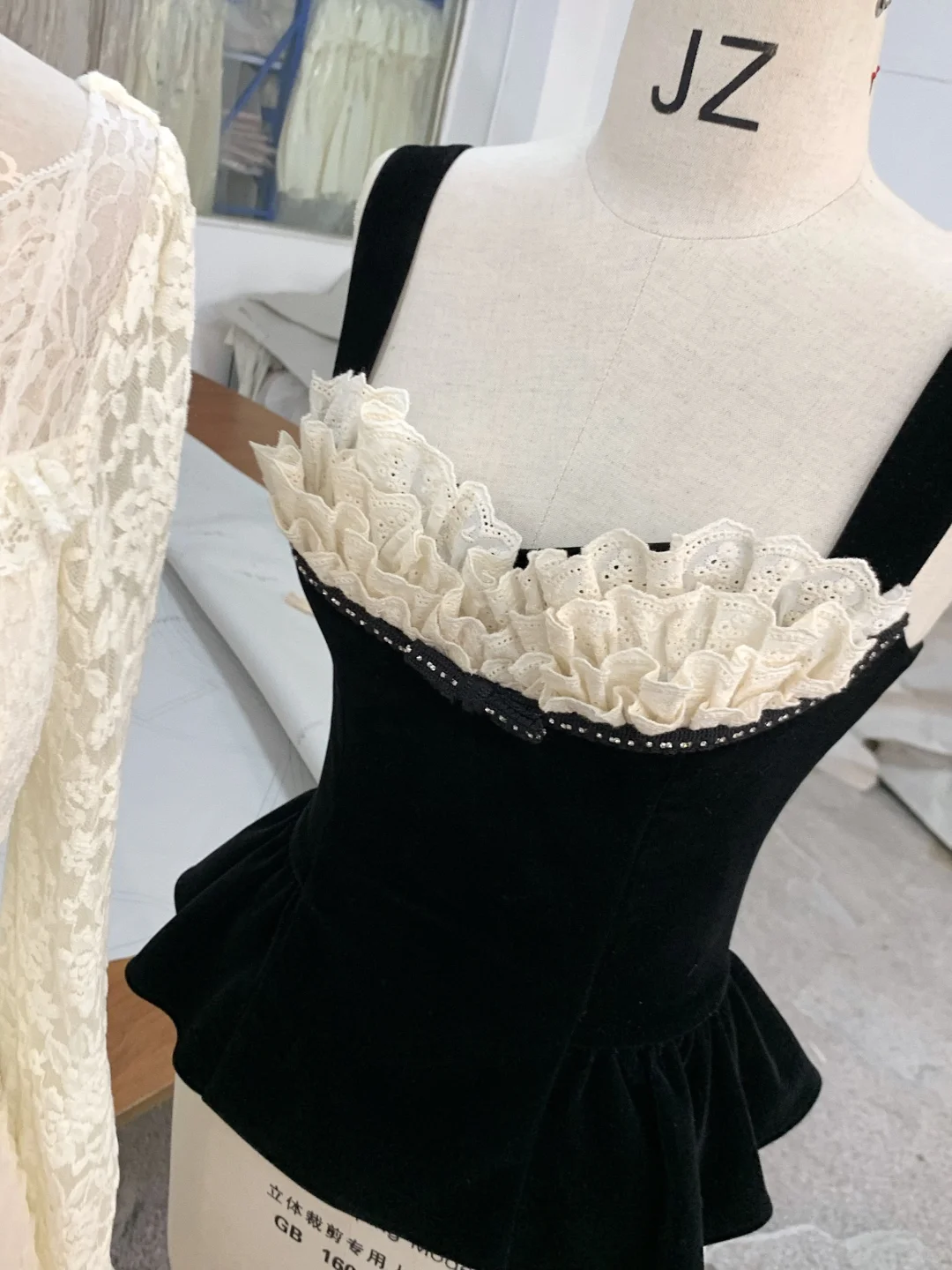 黑色胸衣果然显瘦！！胸前蕾丝像白玫瑰一样