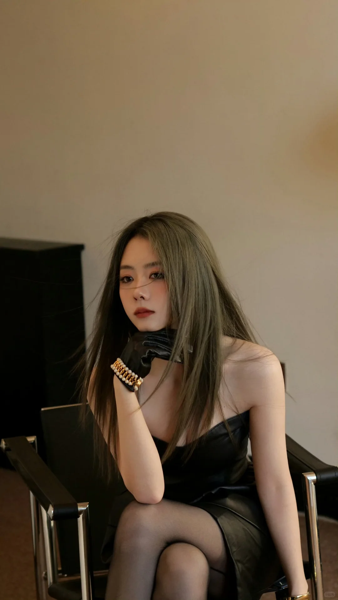 谭松韵 黑丝抹胸裙曲线太撩人