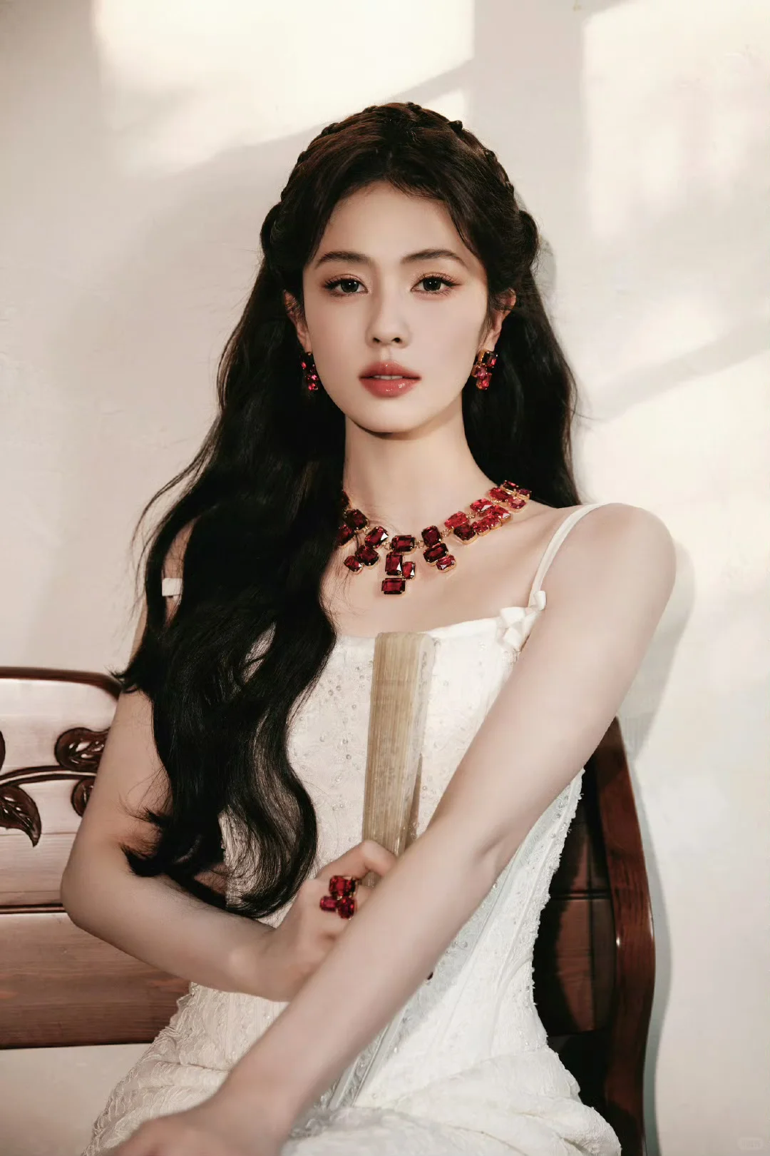 白鹿今日造型，红色珠宝配白纱美的很惊艳❗