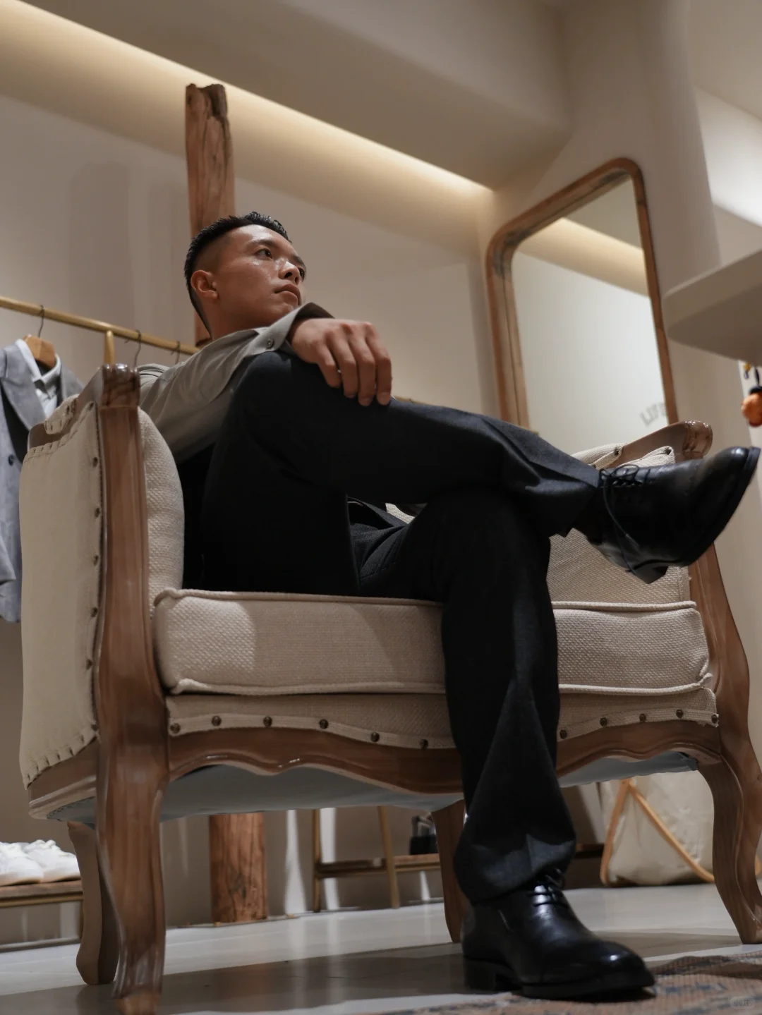 西装还是要配丝袜