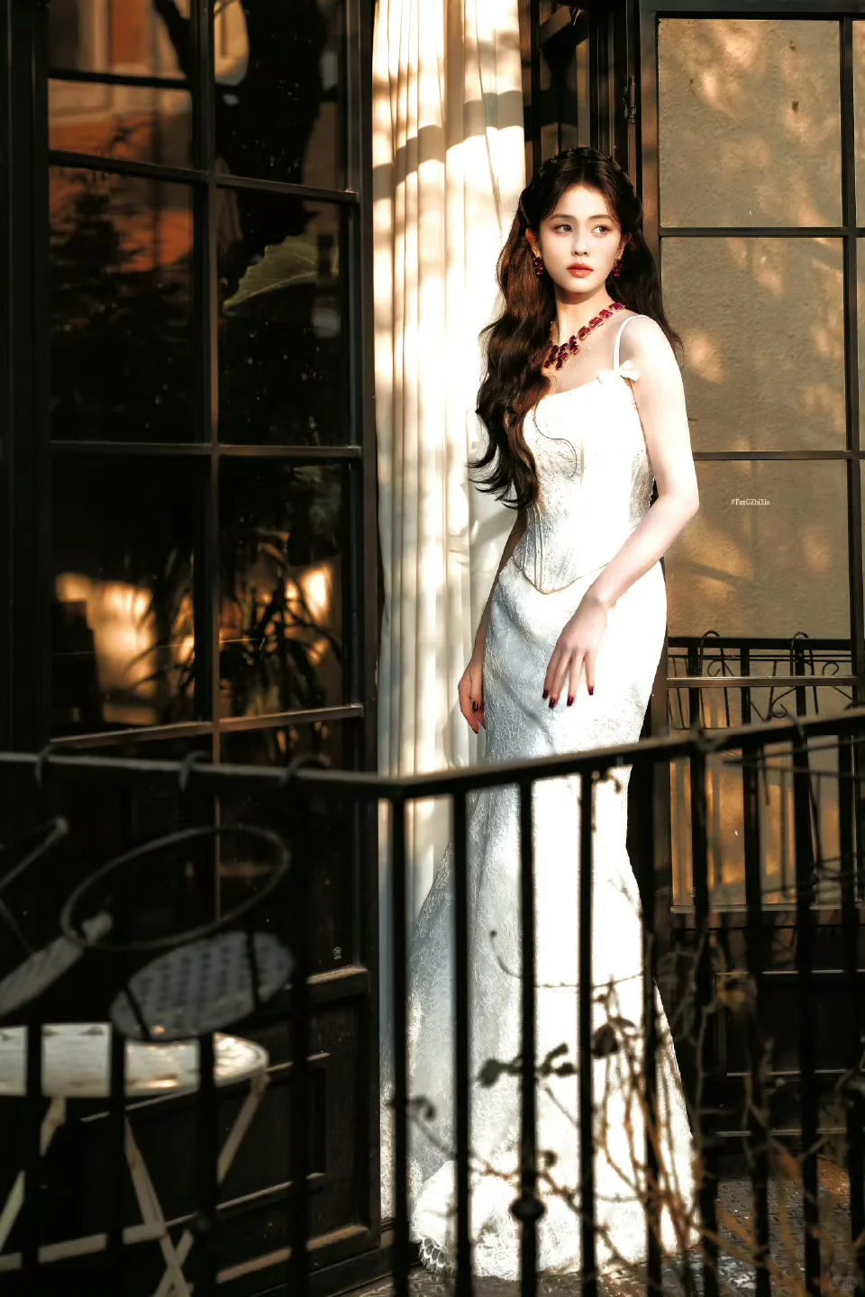 白鹿今日造型，红色珠宝配白纱美的很惊艳❗