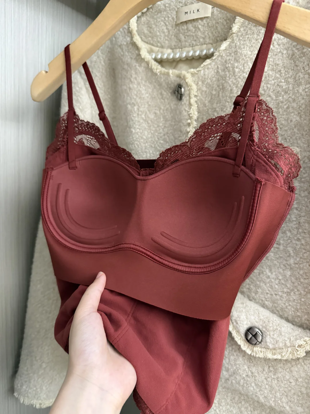 大胆驾驭一下山楂红蕾丝吊带！