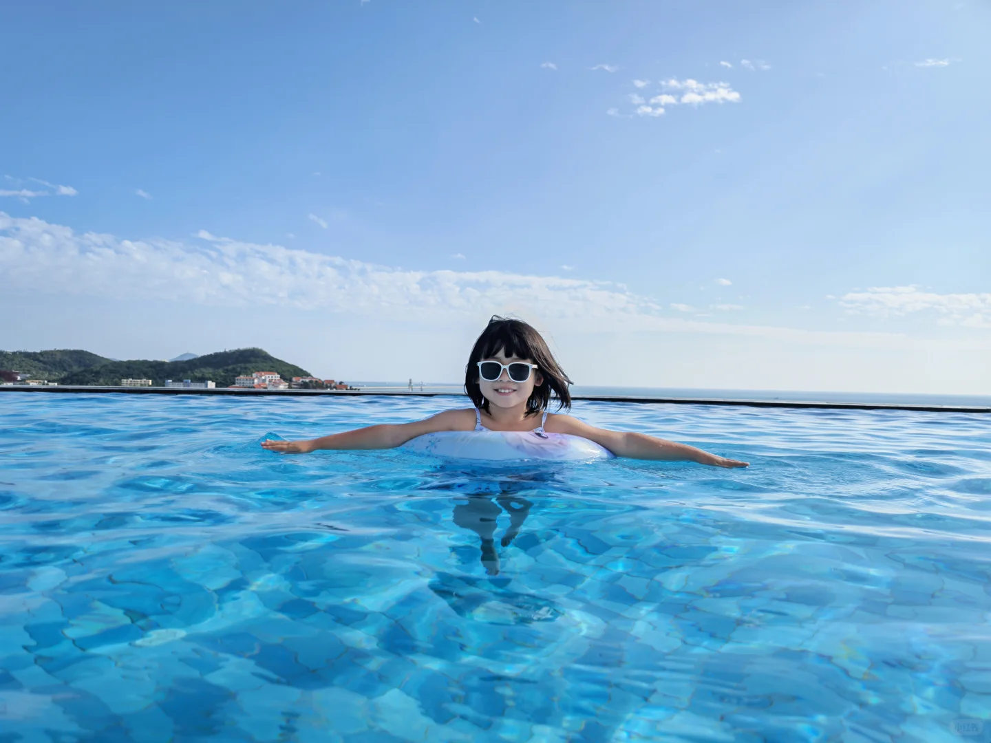 👙当泳装遇上阳光，快乐尽在不言中！