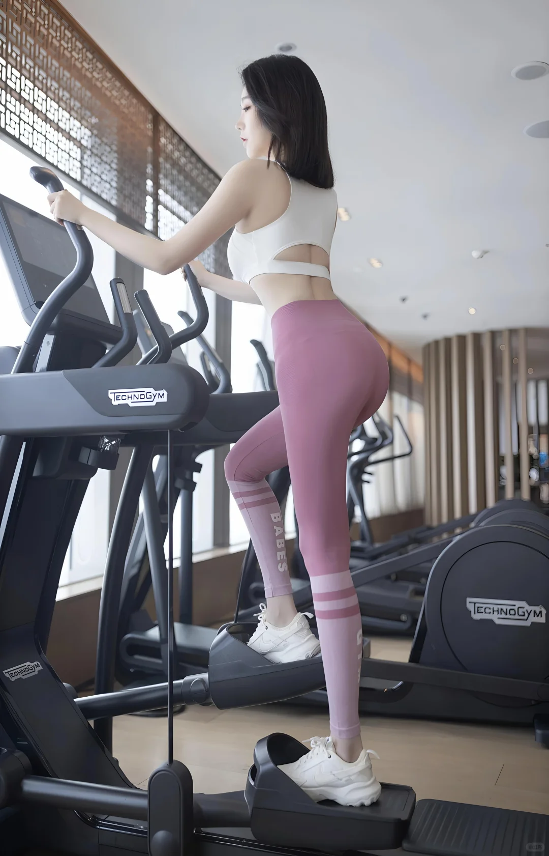 运动女孩的日常，粉色瑜伽裤超吸睛