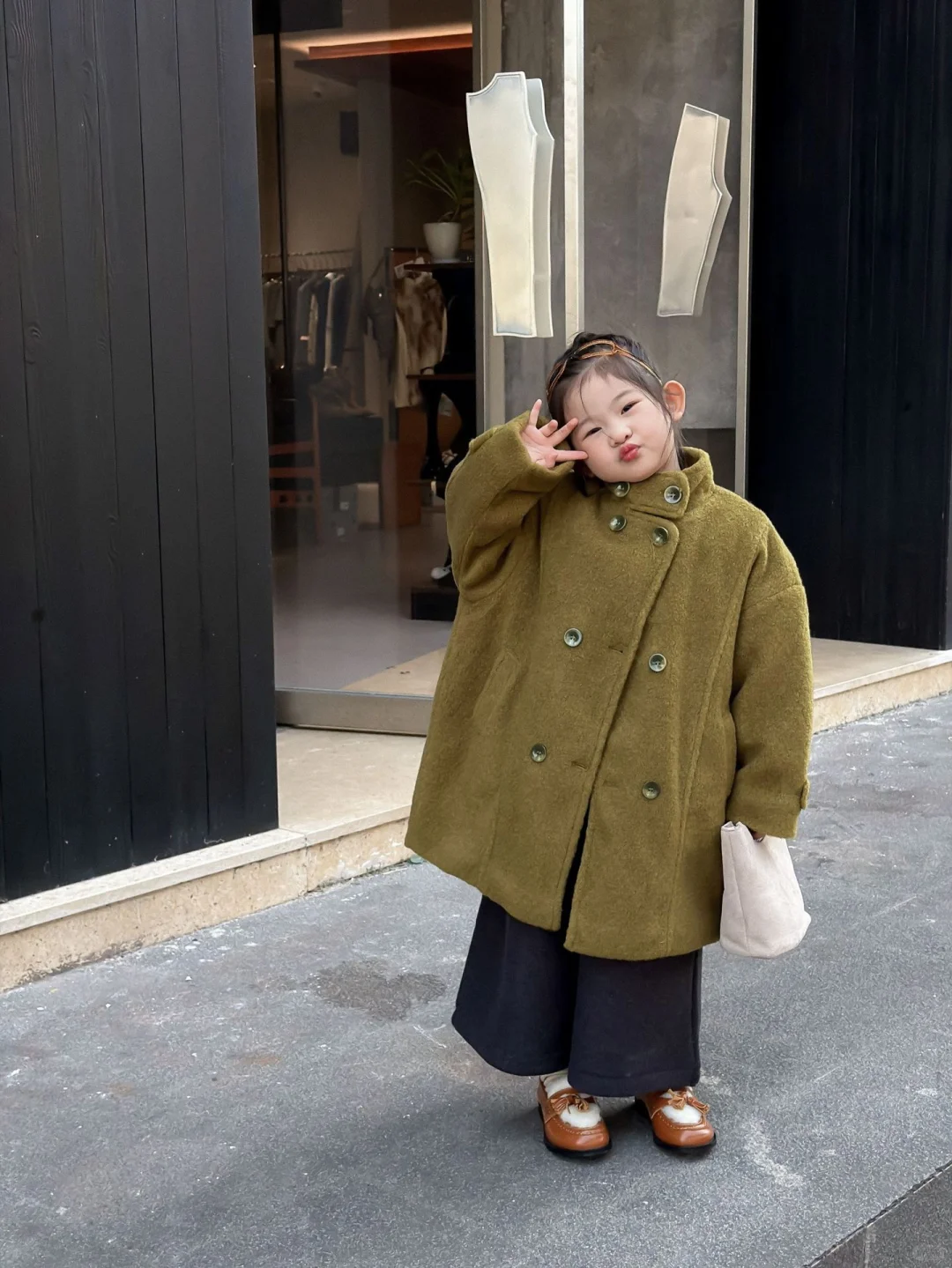 橄榄绿大衣｜女鹅的复古小大人穿搭🍂