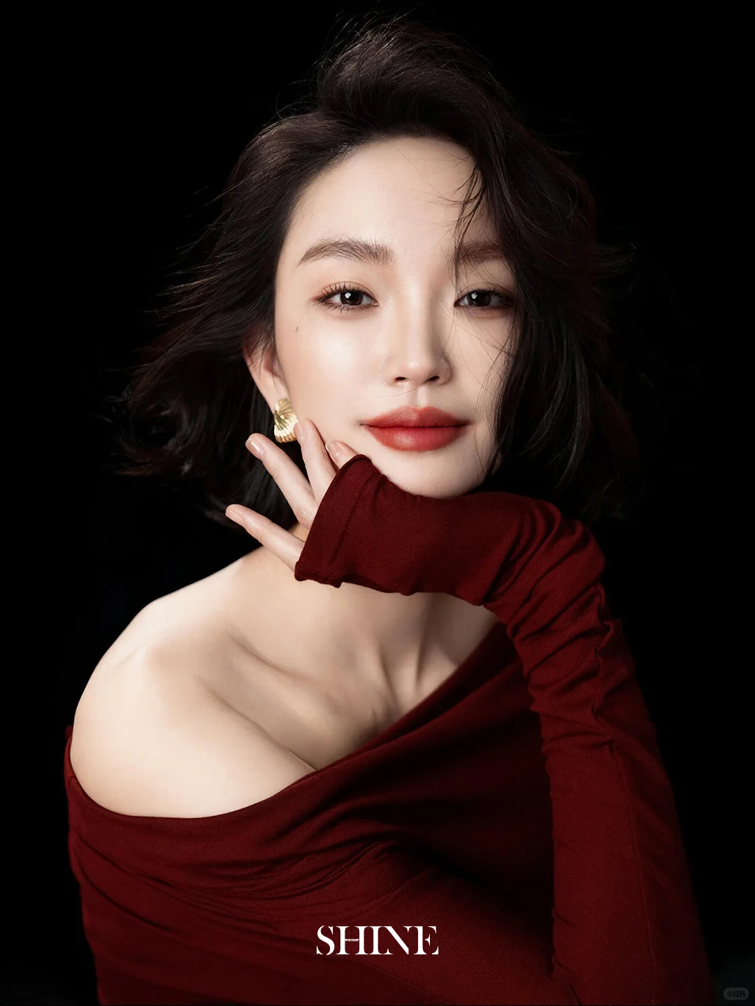 酒红毛衣写真 是揉碎的红玫瑰掉进了镜头里