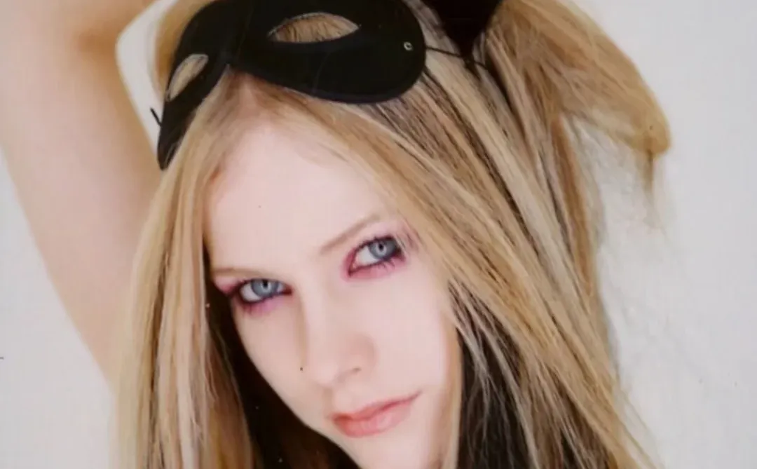 好喜欢这个叼着花的女人