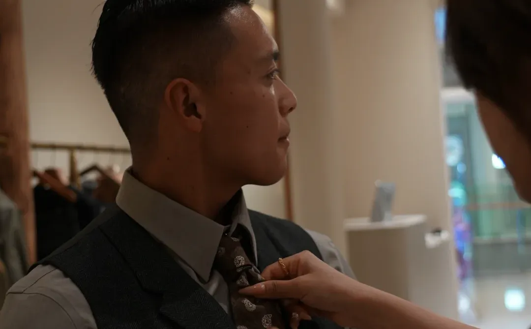 西装还是要配丝袜